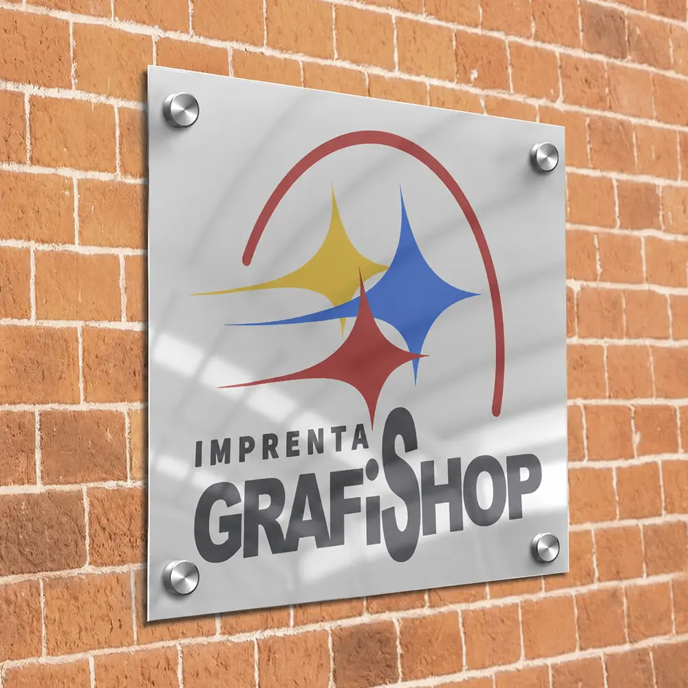 Placa de metacrilato personalizada con embellecedores metálicos para instalación profesional