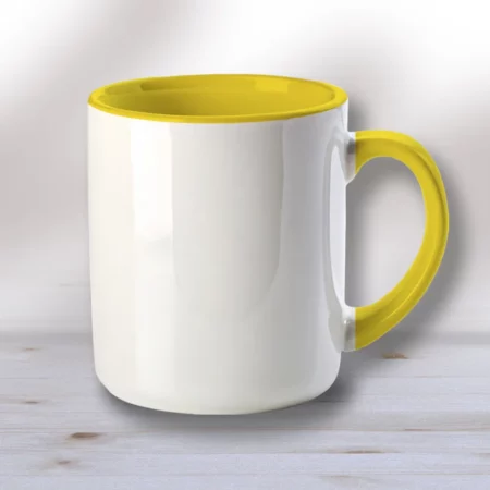 Taza personalizada amarilla con diseño a todo color.