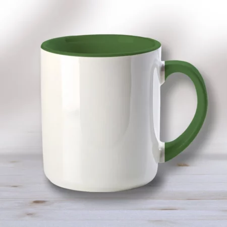 Taza personalizada verde con impresión de alta calidad.