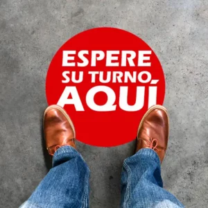Vinilo adhesivo para suelo utilizado para señalización o publicidad.